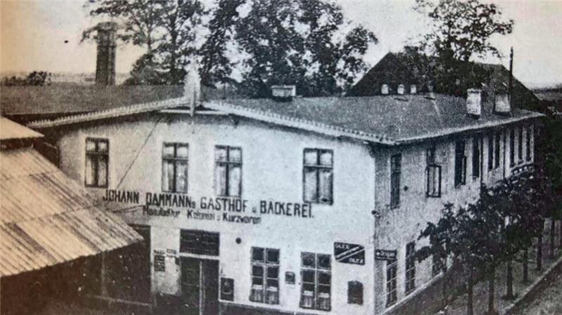 Gaststätte in Bargstedt wird abgerissen: Das sind die Pläne für das Areal So sah die Gaststätte um 1930 aus. Zwischen Mühle und Gaststätte hindurch ging es zu einem Bäckerladen im hinteren Bereich.