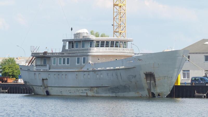 Die Irrfahrt dieses Schiffes dauert nun schon mehr als 20 Jahre So sah die „Vega“ aus, als sie 2021 zum Umbau nach Bremerhaven gebracht wurde.