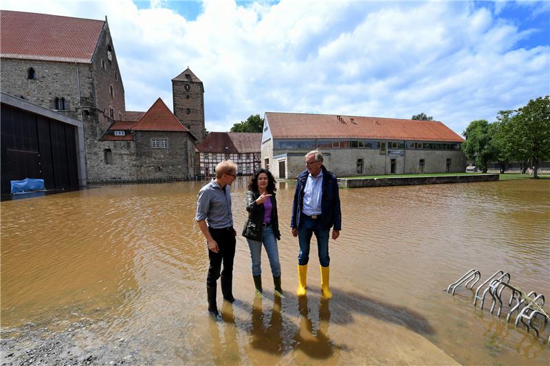 So sah es 2017 in Hildesheim aus: Niedersachsens damalige Wissenschaftsministerin Gabriele Heinen-Kljajic (Grüne) informierte sich auf dem gefluteten Gelände der Domäne Marienburg über die Lage. Foto: Hollemann/dpa