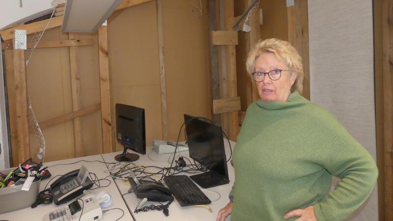 So sah es Sonntagmorgen an der Unfallstelle aus. Der Beetle hatte Hauswand und Fenster des Immobilienbüros mit Wucht durchbrochen und landete zur Hälfte im Büro.