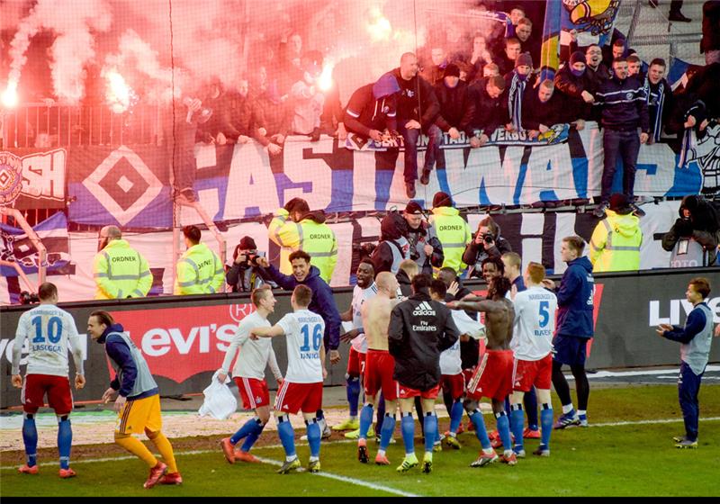 So sah es beim letzten Aufeinandertreffen der beiden Hamburger Clubs aus. Foto: Axel Heimken/dp