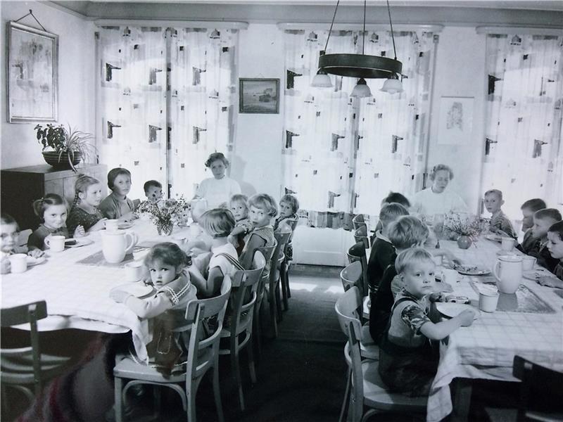So sah es in den Kurheimen aus: Junge Kinder saßen mit den „Tanten“ an einem Tisch. Nicht alle meinten es gut mit ihnen. Fotos: Archiv Röhl / Strüning