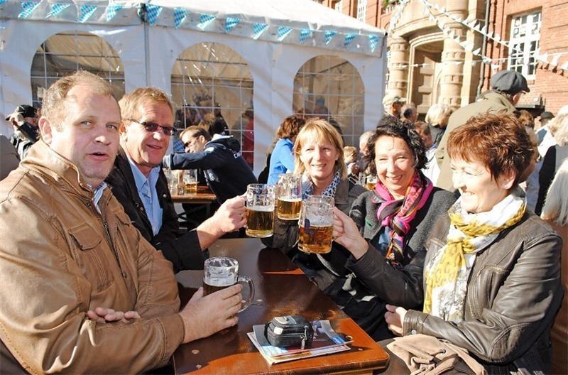 So sah es letztes Jahr auf dem Oktoberfest in Buxtehude aus: Franz Theilen und Heike Pflaume (vorne) aus dem Emsland stoßen mit Ulrike Papendorf sowie Joachim und Marion Rippe aus Buxtehude an.