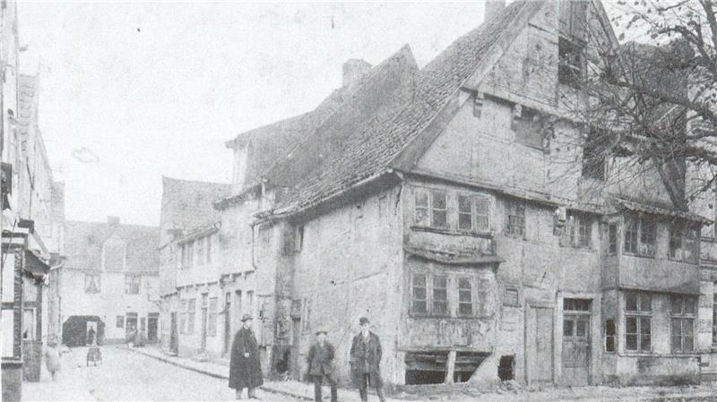 Stavenort in Buxtehude: Wie die Menschen vor 125 Jahren dort lebten So sahen Stavenort und Petri-Platz in Buxtehude vor mehr als 100 Jahren aus. Das Foto entstand vermutlich zwischen 1900 und 1910.