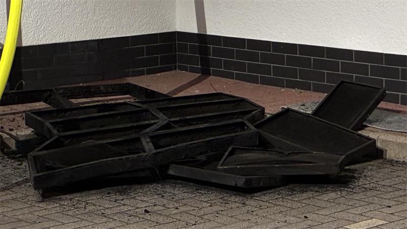 Flammen schießen aus Fritteuse: Feuerwehr löscht Feuer bei Burger Drive in Stade So sahen die Filter nach dem Feuer bei Burger Drive in Stade-Wiepenkathen aus.