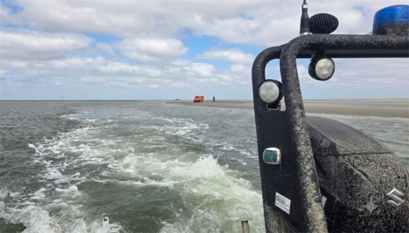 Auflaufende Tide: Großeinsatz für Frau und zwei Pferde im Watt vor Cuxhaven So schnell und einfach ging es nicht überall im Watt vorwärts. Teilweise musste das schwere Rettungsboot händisch über den Schlick gezogen werden.