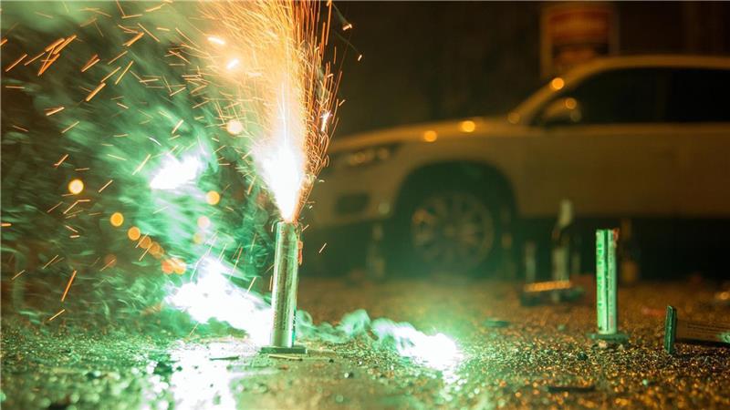 Böller und Chaoten: Wer zahlt für Schäden durch Silvesterfeuerwerk? So schön Feuerwerk und Co. in der Silvesternacht auch aussehen, so böse ist das Erwachen am Morgen - wenn das Auto gelitten hat. Foto: Andrea Warnecke/dpa-tmn