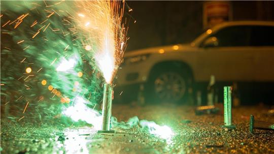 So schön Feuerwerk und Co. in der Silvesternacht auch aussehen, so böse ist das Erwachen am Morgen - wenn das Auto gelitten hat. Foto: Andrea Warnecke/dpa-tmn