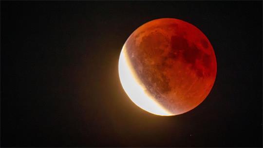 So schön kann eine totale Mondfinsternis aussehen. Die „MoFi“ am Freitag wird so allerdings nicht zu sehen sein. (Symbolbild)