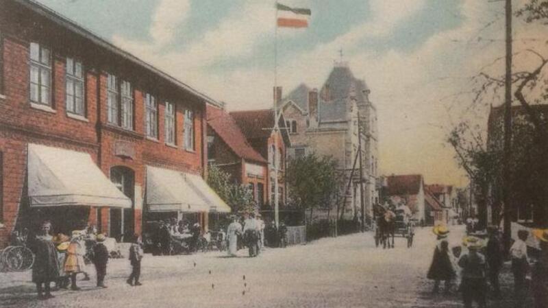 So schön sah der „Gasthof zur Post“ in Steinkirchen in der Kaiserzeit aus. Sprossenfenster und eine aufgelockerte Backsteinfassade prägen den Bau.