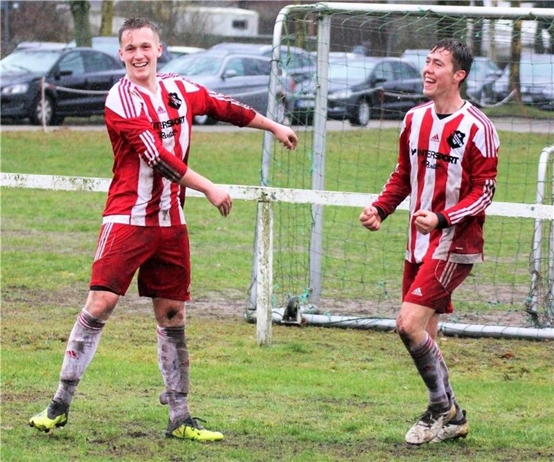 So sehen Derby-Sieger aus. Marvin Lindemann freut sich hier mit dem dreifachen Torschützen Henrique Fuchs Klein (rechts). Foto Lütje