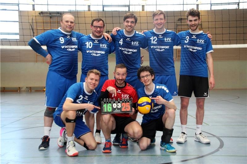 So sehen Derbysieger aus: Die Volleyballer des VfL Stade gewannen das Landesligaduell mit der SG Buxtehude-Altkloster II. Foto: Schultz