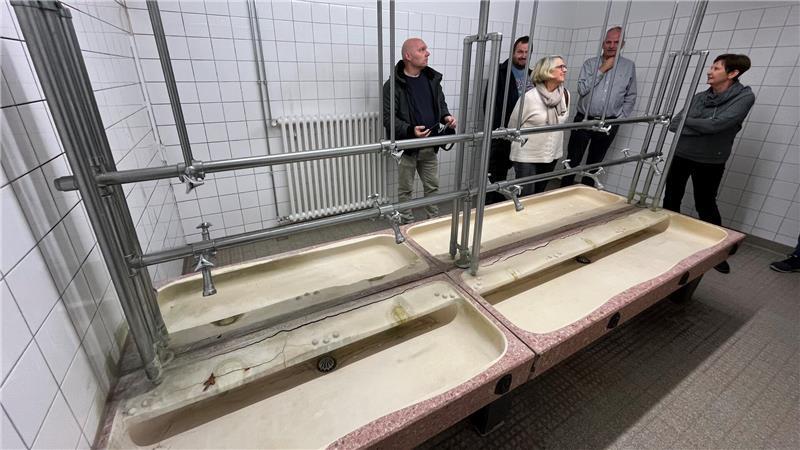 So sehen Sanitärräume an Buxtehuder Schulen aus: Dieser Waschraum in der Grundschule Altkloster wird allerdings nicht mehr genutzt. Hier informieren sich die Ratsleute Sven Hübner (FDP), Niels Großkreutz (SPD), Arnhild Biesenbach (CDU) und Anke Lindszus (AfD). Zweiter von rechts ist Marc Höper, Vorsitzender des Stadtelternrats.