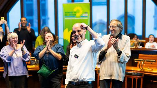 So sehen Sieger aus: Belit Onay (Grüne) ist wiedergewählt.