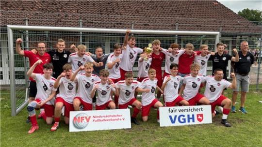 Die JSG Geest U17 jubelt vor einem Tor.