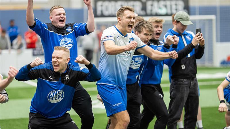 So sehen Sieger aus: Pascal Voigt (links) jubelt nach dem gewonnenen Neunmeterschießen im Finale des Stader Hallenzaubers. Der Trainer will immer gewinnen.