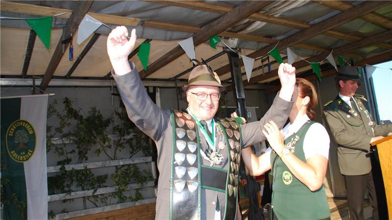 Ralf Ropers aus Klethen ist neuer Schützenkönig in Ahlerstedt So sehen Sieger aus: Ralf Ropers ist Ahlerstedts neuer Schützenkönig.