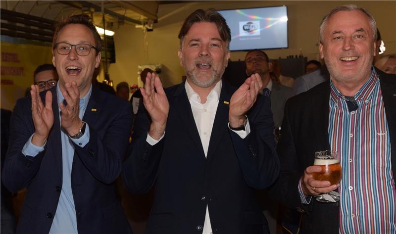 So sehen Sieger aus (stehend von links): Landtagskandidat Enrico Bergmann, Bundestagskandidat André Grote und Wolfgang Ehlers freuen sich um 18 Uhr im Bauch der „Greundiek“ über die Prognose für die FDP-Zahlen, die zweistellig ausfällt und 