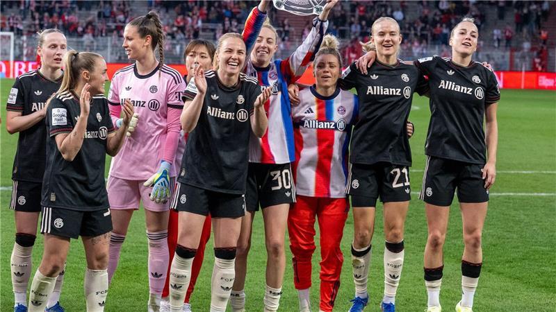 So sehen Siegerinnen aus - die Meisterschale ist aber nur aus Pappe. 