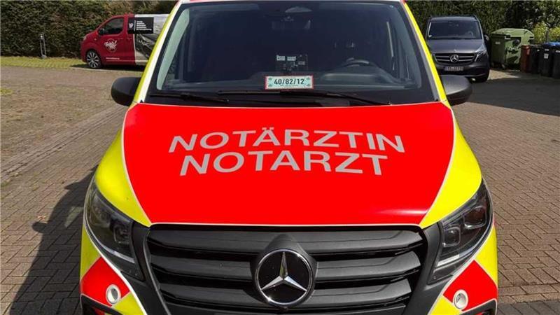 So sehen die DRK-Notarztwagen mit der neuen Beschriftung aus. Frauen und Männer können sich damit angesprochen fühlen.