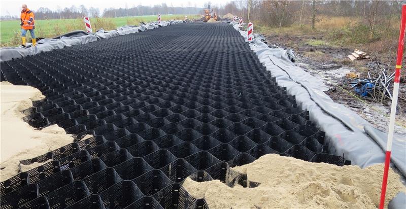 So sehen die Geozellen aus, die in den Untergrund verlegt werden und die Straße stabilisieren sollen. Fotos Von Allwörden