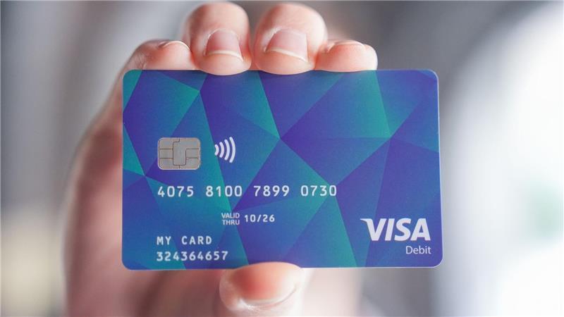 So sehen die neuen Bezahlkarten für Asylbewerber aus. Im Landkreis Stade gibt es 580 Stück davon.