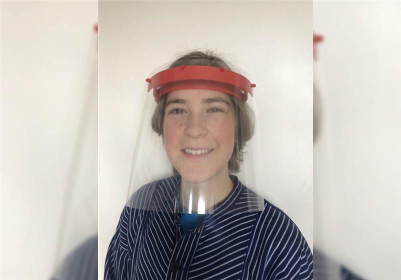 So sehen die transparenten Plastikvisiere aus: TU-Studentin Victoria Bueschler mit einer gedrucken Gesichtsschutzmaske. Fotos: privat.