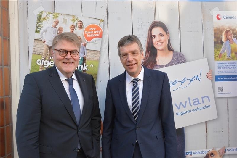 So sehen zufriedene Banker aus: die Volksbank-Vorstände Ulrich Sievert (links) und Henning Porth.