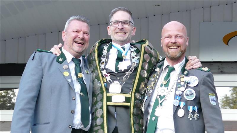 So sieht Freude aus: Schützenkönig Sven Deden (Mitte) und seine Adjutanten Gerrit Kandora (rechts) und Maik Hetzer strahlen um die Wette.