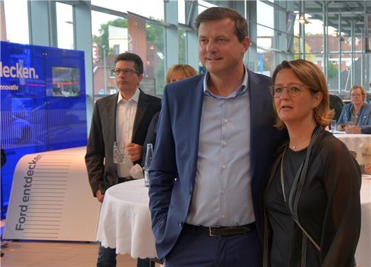 So sieht der Sieger aus: Oliver Grundmann mit Ehefrau Anja bei den ersten Wahlergebnissen gestern Abend. Fotos: Stephan
