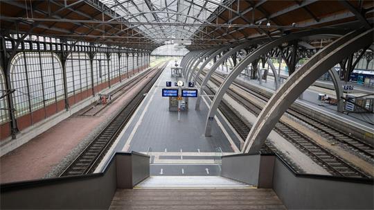 So sieht der fast menschenleere Bahnhof Lübeck aus.