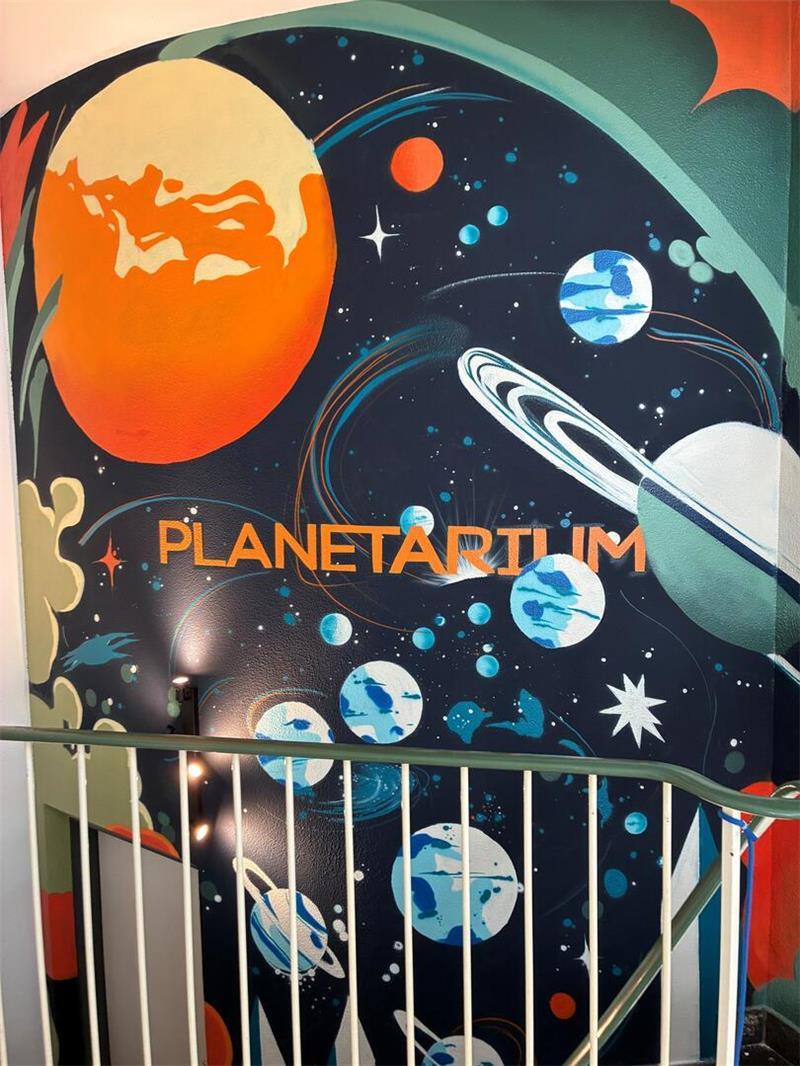 Neues 3D-Elbmodell in der Alten Seefahrtschule in Grünendeich installiert So sieht der neu gestaltete Eingang zum neuen Planetarium aus.