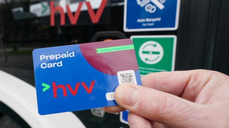 So sieht die Bezahlkarte des Hamburger Verkehrsverbunds (HVV) aus. In Hamburg können Fahrgäste ihr Ticket im Bus seit Anfang des Jahres nicht mehr bar bezahlen.