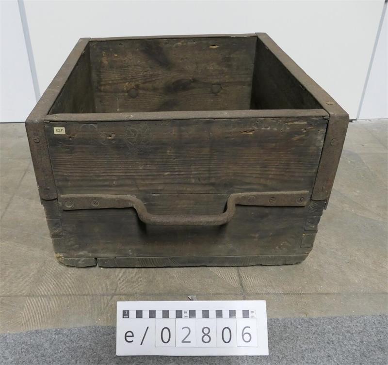 Drei Frauen entdecken Schatz der Buxtehuder Schützengilde von 1539 So sieht die Buxtehuder Schützenlade aus.
