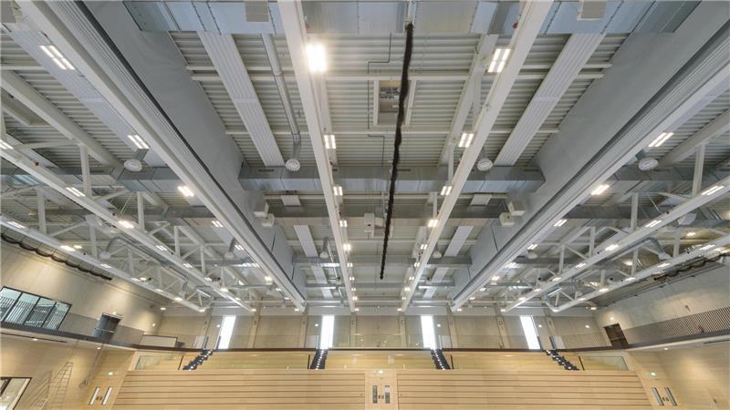 So sieht die Decke der Dreifeldhalle aus. Gut zu erkennen sind die Trennwände, mit denen die Hallenteile zugeteilt werden können.