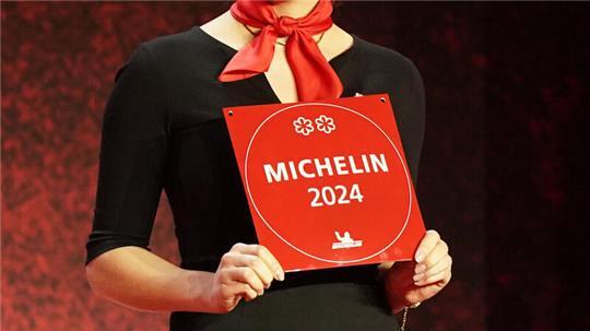 So sieht die begehrte Michelin-Plakette aus: Das Cuxhavener Lokal ist nun in den renommierten Guide Michelin aufgenommen worden.