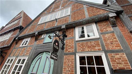 So sieht die sanierte Fassade des Abthauses in der Buxtehuder Altstadt aus. Vermauert wurden alte, nach einem Abbruch aufbereitete Steine.