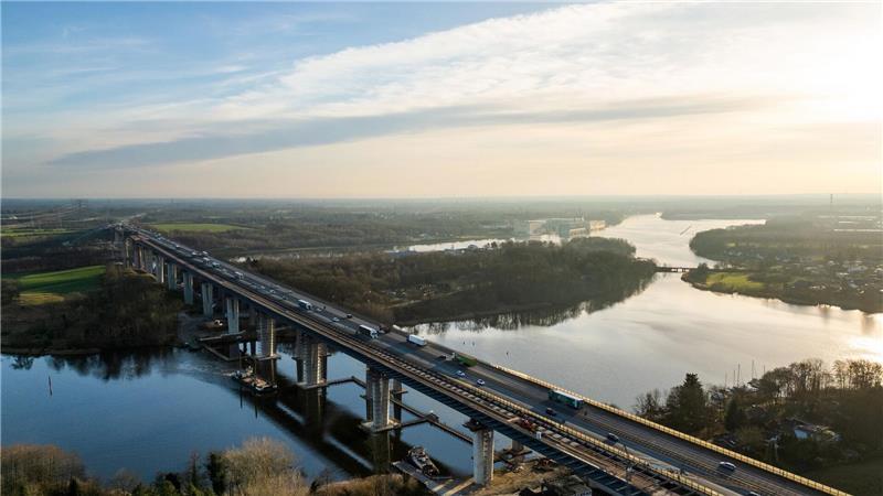 Bau der neuen Rader Hochbrücke kommt voran So sieht die von der Wintersonne beleuchtete Baustelle am Nord-Ostsee-Kanal von oben aus.