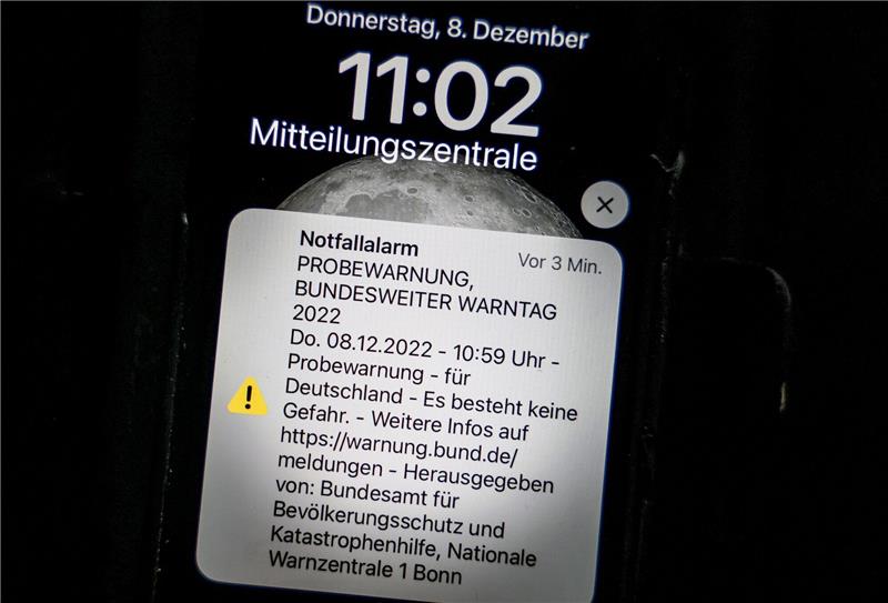 Warntag: Das passiert am 14. September im Kreis Stade – Dringender Appell So sieht eine Warnmeldung, die über Cell Broad versandt wurde, als Push-Nachricht auf dem Smartphone aus. Foto: dpa