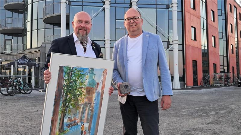 So sieht er sich gern: Stades Bürgermeister Sönke Hartlef (rechts) als Botschafter in der schwedischen Partnerstadt Karlshamn.