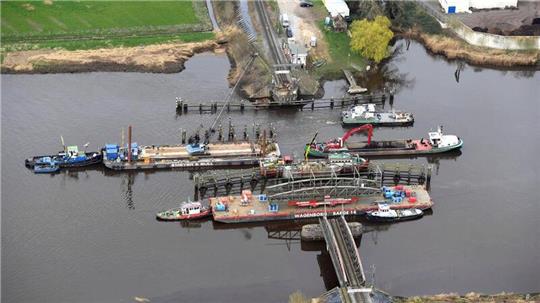 So sieht es aktuell an der demolierten Eisenbahnbrücke über die Hunte in Elsfleth aus. Die Bahn hält an ihrem Terminplan fest, dass die Züge Ende April wieder rollen sollen. Die Brücke war in der Nacht zum 25. Februar von einem Binnenschiff beschädigt worden.