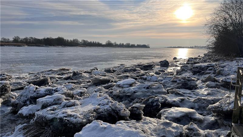 So sieht es an der Elbe aus, fast so eindrucksvoll wie das Eismeer des Künstlers Caspar David Friedrich von 1824.