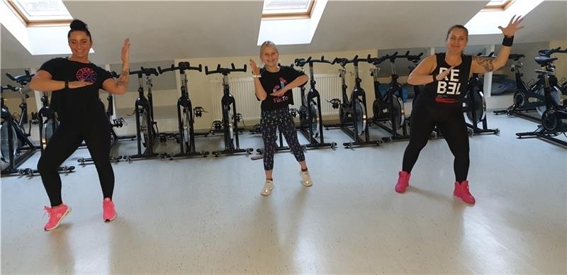 So sieht es aus: Der Zumba-Online-Kurs mit Trainerin Agnes Pilch (links). Foto: Verein