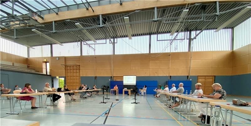 So sieht es aus, wenn der Samtgemeinderat Apensen Corona-bedingt in der Apenser Sporthalle tagt. Foto: Lepél