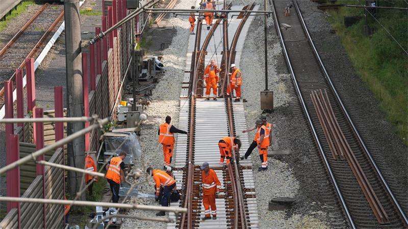 So sieht es aus, wenn die Bahn eine Strecke saniert. Hier Arbeiten an der Strecke Hamburg - Berlin.