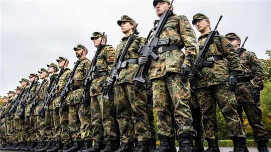 So sieht es aus, wenn die Heimatschützer antreten: Die Reservisten und auch Zivilisten, die nicht bei der Bundeswehr waren, sollen zum Schutz wichtiger Infrastruktur in der Landesverteidigung eingesetzt werden. Die Aufnahme entstand 2023 in Münster bei der Indienststellung eines Heimatschutzregiments dort.