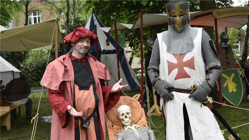 Schwertkampf bis einer zu Boden geht: Das war los auf der Burginsel Horneburg So sieht es aus, wenn man den Kampf verloren hat, meinen Ritter Matthias und Geschichtenerzähler Ganfred und zeigen auf das Skelett im Kettenhemd.