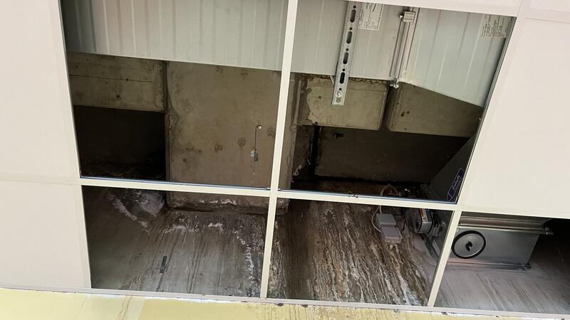 So sieht es in der IGS Buxtehude zum Teil über den Deckenplatten aus. Wasserschaden und Elektro-Verkabelung in direkter Nachbarschaft.