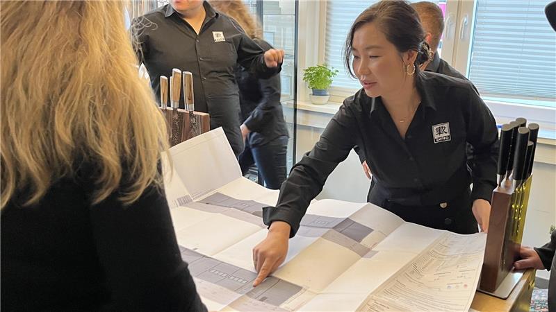 So soll der Neubau in Ovelgönne aussehen. Geschäftsführerin Vicky Ou präsentiert die Baupläne.