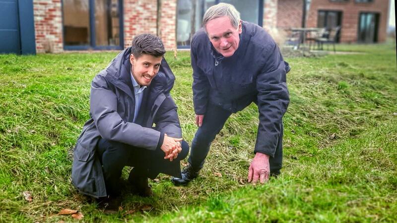 So soll eine Not-Entwässerungsmulde bei einer Schwamm-City aussehen. Es steht kein Wasser drin, zeigt Hochwasserexperte Dr. Bernhard Fischer (rechts) Firmenchef Lars Viebrock.